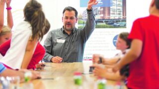 Kinder erlernen Tricks vom Zauber-Profi Bodo Becker