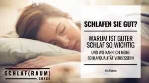 Schlafende Frau mit einem Kästchen, wo steht, warum ist Schlaf so wichtig.