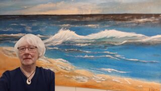 Ältere Frau, Gemälde mit Wasser und Sand