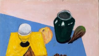 Blauer Hintergrund mit einem Blatt, eine Vase, Blumen und einem Karton