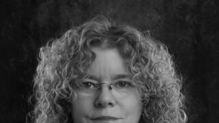 Selbstpoträt von einer Frau mir Brille